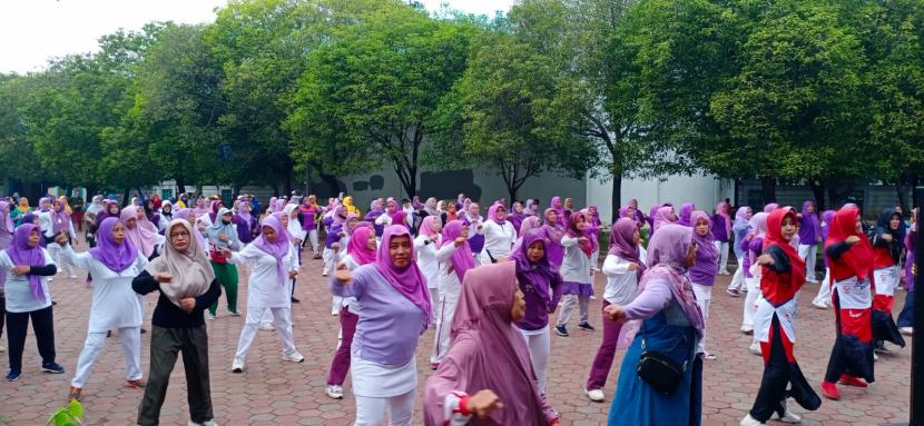 Sekitar 350 orang lanjut usia (lansia) berkumpul di halaman Jakarta Islamic Center (JIC), Jakarta Utara, pada Ahad (9/7/2023).