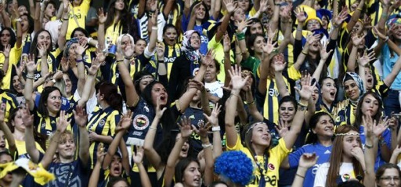 Sekitar 40.000 penonton wanita dan anak-anak menyaksikan laga Liga Turki.