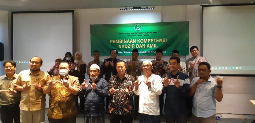  Sekitar 40 amil dan nadzir mengikuti kegiatan bertajuk “Pembinaan Kompetensi Nadzir dan Amil yang diadakan oleh Kanwil Kementerian Agama Provinsi Jawa Timur, di Hotel Yello Jamur Sari Surabaya, 16-17 Juni 2022.