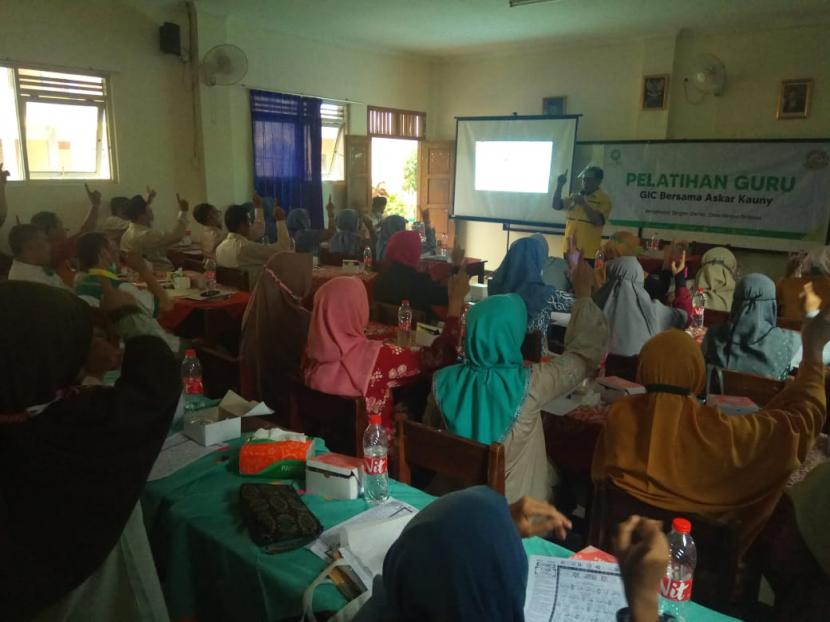 Sekitar 40 guru mendapat pelatihan Menghafal Alquran Semudah Tersenyum dari tim Askar Kauny yang digelar di SMPIT Gema Insani Cendekia di Kecamatan Purwasari, Kabupaten Karawang, Senin (23/11)