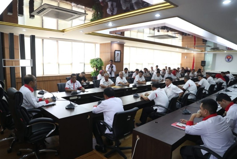 Sekitar 40 karyawan Komite Olahraga Nasional Indonesia (KONI) sambangi kantor Kemenpora RI untuk menyampaikan aspirasi terkait tunggakan gaji yang mencapai lima bulan, Senin (13/5).