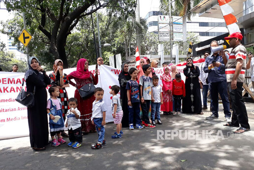 Sekitar 40 warga pengungsi Rohingya di Indonesia menggelar aksi solidaritas di depan kantor UNHCR, Kebon Sirih Jakarta Pusat, (28/8). Aksi dilakukan sebagai bentuk penolakan genosida di Rohingya Myanmar.