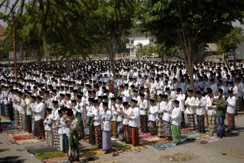 Sekitar 6.000 santri Pondok Pesantren Lirboyo, Kediri, Jawa Timur, menggelar shalat sunah Istisqa (ilustrasi).  