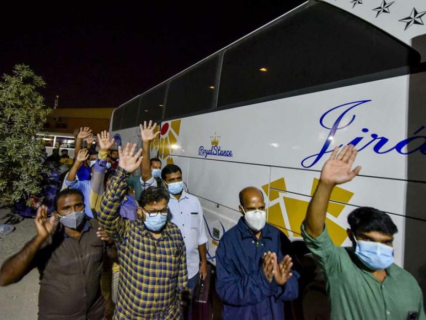 Sekitar 600 ekspatriat India lanjutkan perjalanan ke dari bandara UEA naik bus.