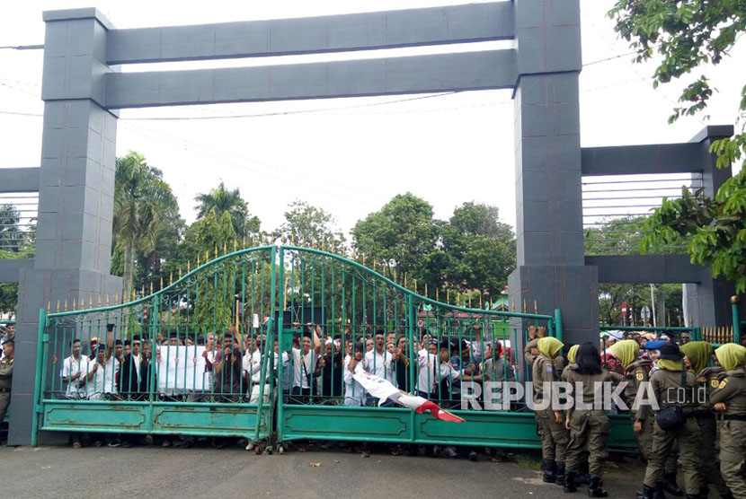 PKL Puncak, menggelar aksi di depan gerbang Pemkab Bogor (ilustrasi)