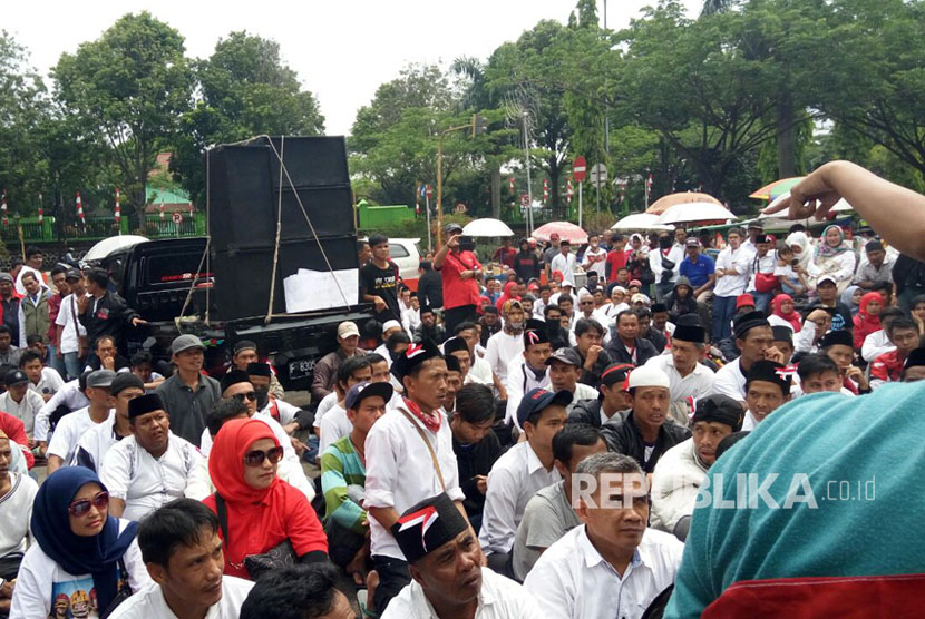Sekitar 600 pedagang kaki lima (PKL) Puncak, menggelar aksi di depan gerbang Pemkab Bogor, Jalan Tegar Beriman, Cibinong pada Senin (16/10). Merek menuntut kejelasan tempat relokasi pada pemerintah kabupaten Bogor.