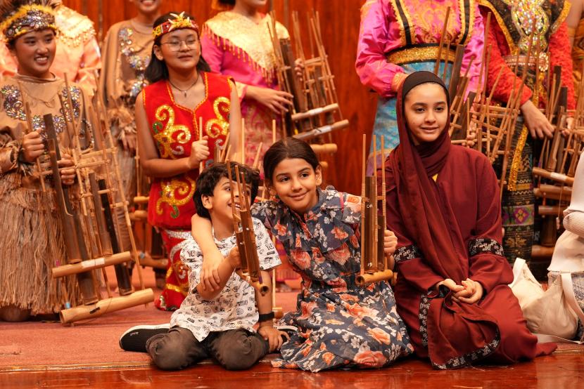 Sekitar 600 penonton dari berbagai negara seperti Arab Saudi, Yaman, Mesir, Suriah, Pakistan, India, Vietnam, Malaysia, Singapura, Australia, Selandia Baru, Portugal, dan banyak lainnya terpukau dengan penampilan Tim Muhibah Angklung pada konser the Magic of Angklung, yang diselenggarakan oleh Kedutaan Besar Republik Indonesia (KBRI) Riyadh, Jumat (26/7/2024).