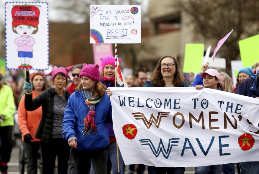Sekitar 900 orang menghadiri aksi Women's March Salem di luar Oregon State Capitol, Sabtu (19/1).