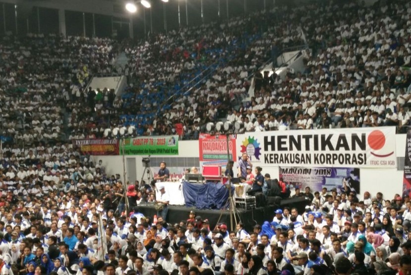 Sekitar delapan ribu massa buruh KSPI memadati area dalam Istora Senayan, Jakarta, dalam rangkaian acara May Day, Selasa (1/5).