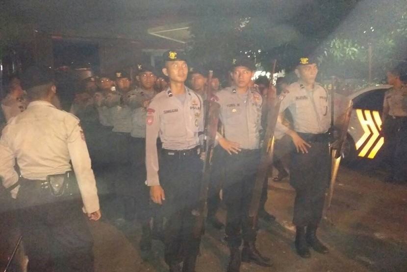 Sekitar dua kompi anggota kepolisian yang terdiri dari Brimob dan Sabhara  baru saja diturunkan untuk mengamankan area Jalan Dewi Sartika, Jakarta Timur dari aksi tawuran warga, Senin (24/4).