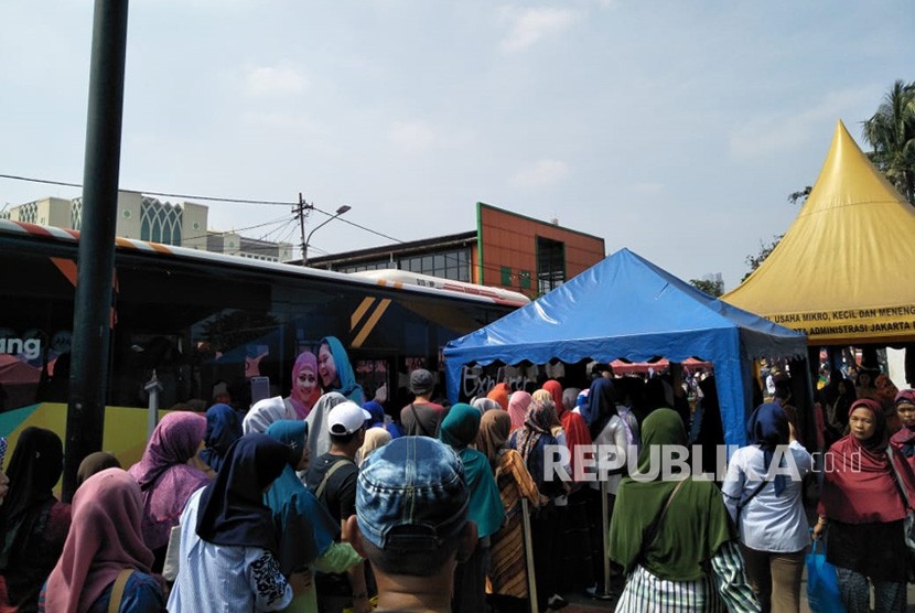 Sekitar Jalan Jatibaru, Tanah Abang, Jakarta Pusat dipadati masyarakat yang ingin berbelanja pada Ahad (13/5). 