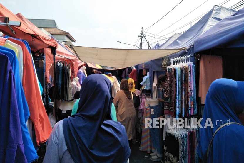 Sekitar Jalan Jatibaru, Tanah Abang, Jakarta Pusat dipadati masyarakat yang ingin berbelanja pada Ahad (13/5). 