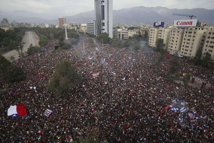 Sekitar satu juta warga Cile melakukan aksi damai di Santiago, Cile, Jumat (25/10).