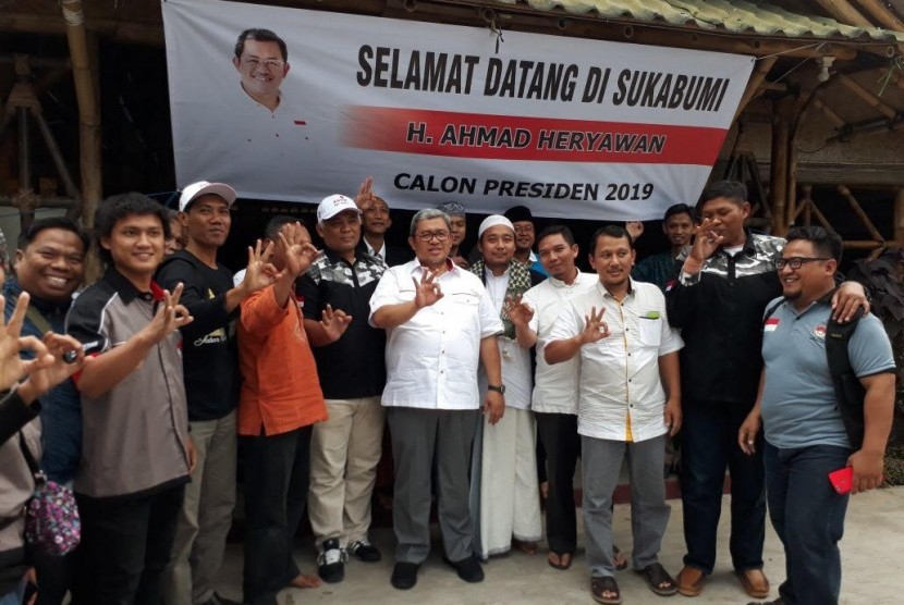 Sekitar sepuluh elemen masyarakat di Kota/Kabupaten Sukabumi memberikan dukungan kepada Gubernur Jawa Barat Ahmad Heryawan atau Aher untuk maju sebagai calon presiden pada pilpres 2019, Ahad (1/4).