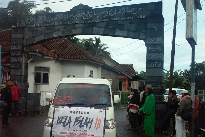 Sekitar seribu Muslim dari Kota Tasik berangkat menuju Jakarta pada Kamis, (1/12) sore. Mereka berencana ikut dalam Aksi Super Damai Jumat (2/12) yang dipustkan di Monas