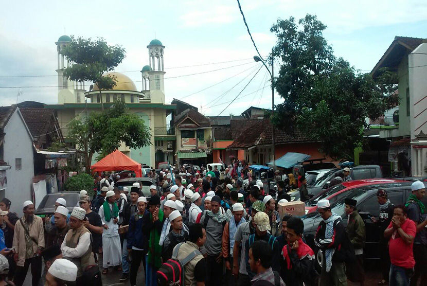 Sekitar seribu Muslim dari Kota Tasik berangkat menuju Jakarta pada Kamis, (1/12) sore. Mereka berencana ikut dalam aksi super damai 2 Desember.