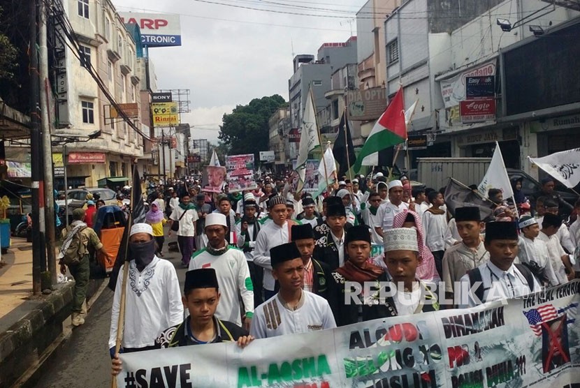 Sekitar seribu Muslim se-Kota Tasikmalaya mengadakan aksi bela Palestina pada Kamis, (14/12) pagi dengan longmarch di Jalan KH Zaenal Mustofa hingga ke Masjid Agung Kota Tasikmalaya. 