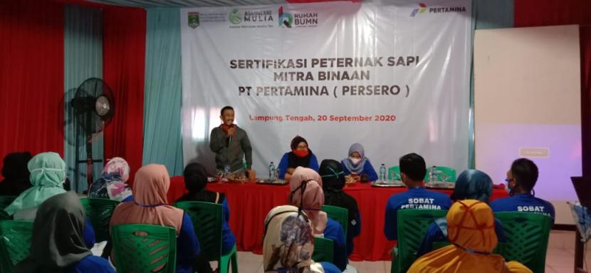  Sekitar tiga puluh peternak sapi dari tiga Kecamatan, di Lampung antusias mendengarkan penjelasan tentang seluk beluk cara beternak sapi dengan baik dan benar dalam pelatihan yang digelar Pertamina.