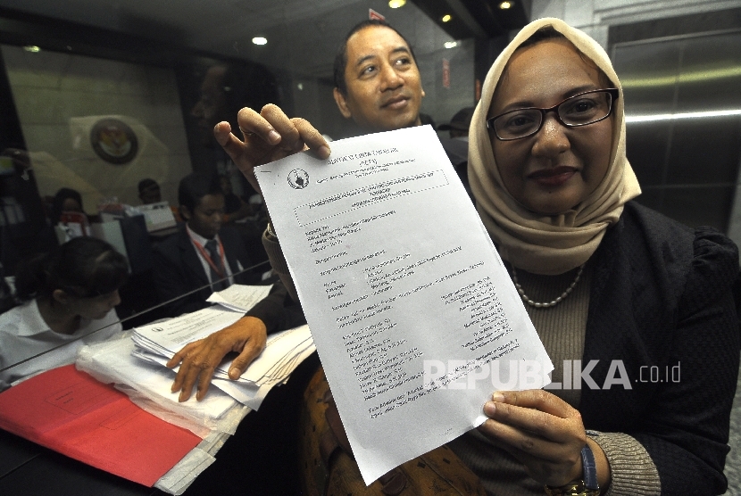 Sekjen Advokat Cinta Tanah Air (ACTA) Jamal Yamani (kiri) Wakil Sekjen Yustiana Dewi (kanan) memperlihatkan surat permohonan Uji Materiil Undang-Undang Pemilu 2017 terhadap UUD 1945 ke Mahkamah Konstitusi (MK), Jakarta Pusat, Senin (24/7). 