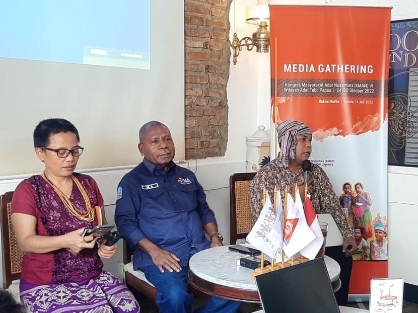 Sekjen Aman Rukka Sombollinggi (kiri) dan Bupati Jayapura Matius Awoitauw (tengah) sedang memamparkan persiapan acara Kongres Masyarakat Adat Nusantara di Jakarta, Kamis (14/7). Kongres tersebut akan digelar di Kabupaten Jayapura pada akhir Oktober 2022. 