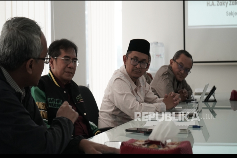 Sekjen Amphuri Ahmad Zaky Zakaria Anshary (kedua dari kanan), Wakil Ketua Umum Amphuri Ainul Affifi (ketiga dari kanan), dan Staff Khusus Ali Basuki Rochmad (pertama dari kanan), saat berdiskusi dengan redaksi Republika di Kantor Republika, Jakarta, Senin (3/3/2025).