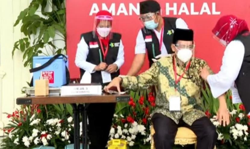 Sekretaris Jenderal MUI Pusat, Buya Amirsyah Tambunan turut mendapatkan vaksinasi perdana di Istana Negara pada Rabu (13/1). 