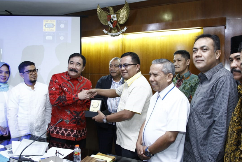 Sekjen DPD RI Reydonnyzar “Donny” Moenek menerima kunjungan delegasi dari DPRD Kabupaten Tanah Datar Sumatera Barat, di Gedung DPD. 