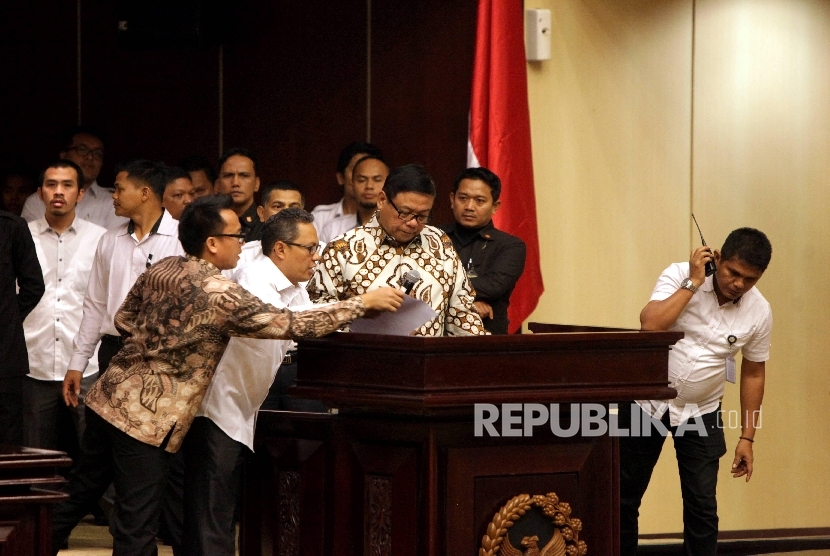  Sekjen DPD RI Sudarsono Hardjosoekarto pada sidang Paripurna DPD RI di Kompleks Parlemen, Senayan, Senin (3/4). 