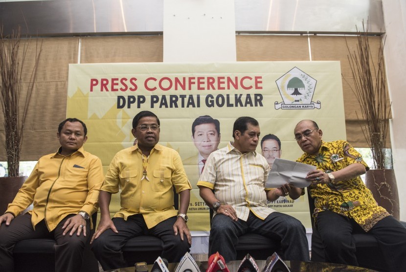  Sekjen DPP Golkar Idrus Marham (kedua kiri) didampingi Ketua Panitia Penyelenggara Rapimnas II partai Golkar Nurdin Halid, Ketua SC Rapimnas II partai Golkar Freddy Latumahina dan Sekretaris SC Rapimnas Partai Golkar Ahmad Sarmudji menyampaikan keterangan terkait Rapimnas II partai Golkar di Balikpapan, Kalimantan Timur.