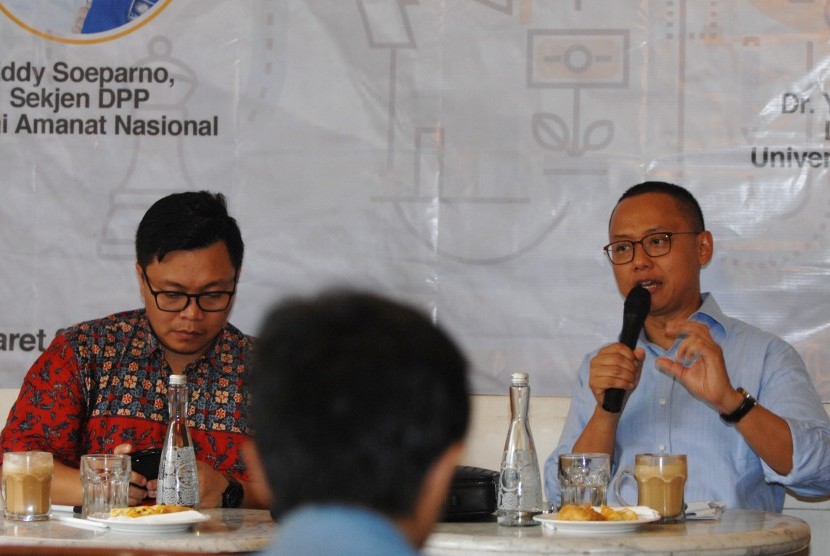 Sekjen DPP PAN, Eddy Soeparno (kanan) bersama pengajar Universitas Padjadjaran Yogi Suprayogi (kiri) menjadi pembicara dalam diskusi Forum Berbagi Ilmu (FBI) di Jakarta.