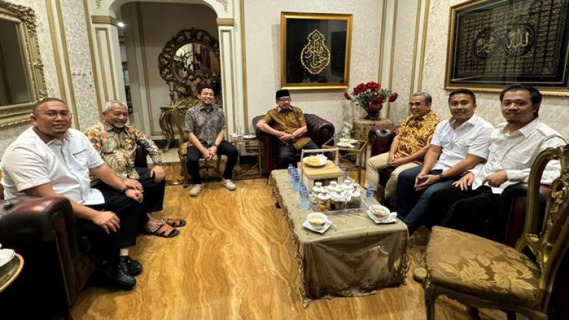 Sekjen DPP Partai Gerindra Ahmad Muzani bertamu ke kediaman Ketua Dewan Syura Partai Keadilan Sejahtera (PKS) Habib Salim Segaf Al Jufri di kawasan Pejaten, Jakarta Selatan, Jumat (7/6/2024) malam WIB.