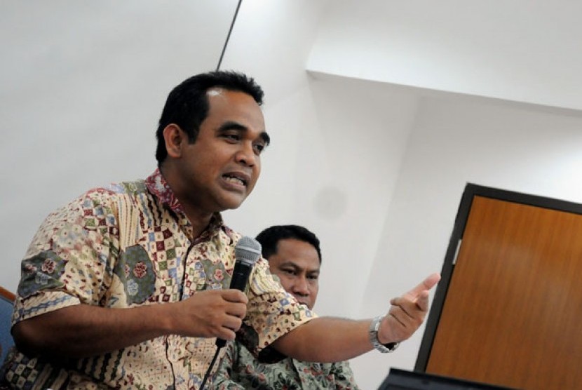 Sekjen DPP Partai Gerindra Ahmad Muzani (kiri) berbicara saat memberi keterangan kepada media terkait sikap Fraksi di gedung DPR, Jakarta, Senin (5/3). Fraksi Gerindra menolak rencana pemerintah mengenai kenaikan harga BBM