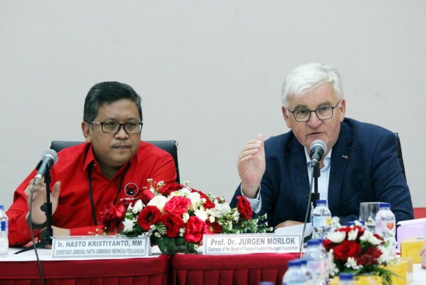 Sekjen DPP PDI Perjuangan Hasto Kristiyanto dan jajaran DPP menerima kunjungan persahabatan Prof. Dr. Jurgen Morlok, Chairman of the Board of Trustee Friedrich Naumann Foundation (FNF) ke kantor DPP PDI Perjuangan, Jakarta, Senin (30/10) sore.