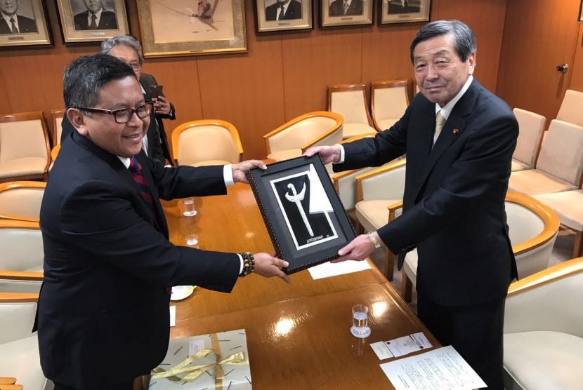   Sekjen DPP PDI Perjuangan Hasto Kristiyanto menyerahkan cindera mata kerajinan Indonesia kepada Deputi Sekjen LDP Hayashi Motoo usai pertemuan di ruang Presiden di kantor LDP, di Tokyo, Jepang.