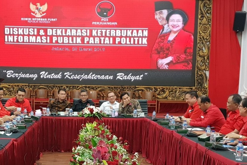 Sekjen DPP PDI Perjuangan Hasto Kristiyanto saat menerima kunjungan Komisi Informasi Pusat (KIP) di Kantor DPP PDI Perjuangan, Jl Diponegoro, Jakarta Pusat, Rabu (28/3/2018).