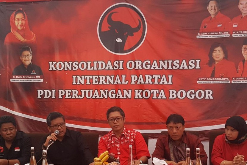 Sekjen DPP PDI Perjuangan Hasto Kristiyanto, saat meyampaikan pengarahan dalam acara Konsolidasi Organisasi Internal Partai, di Kantor DPC PDI Perjuangan Kota Bogor, Ahad (8/10).