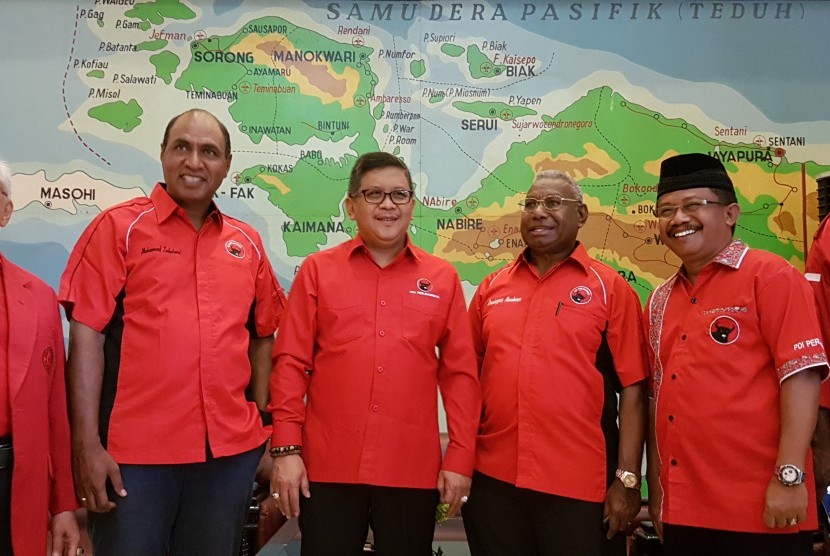  Sekjen DPP PDI Perjuangan Hasto Kristiyanto saat pengarahan rapat konsolidasi pemenangan pilkada gubernur dan wakil gubernur Papua Barat di Sorong, dalam keterangan persnya, Kamis (26/1).  