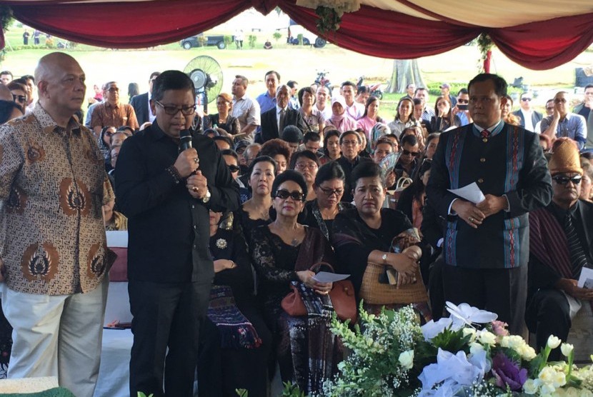  Sekjen DPP PDI Perjuangan Hasto Kristiyanto, seusai mengantar jenzah AP Batubara, di Pemakaman San Diego Hills, Karawang,, Senin (2/10) sore.