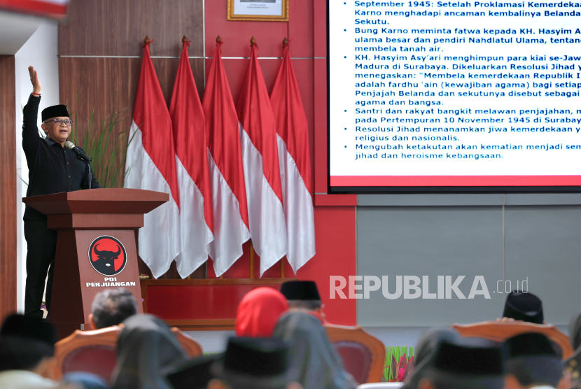 Sekjen DPP PDIP Hasto Kristiyanto dalam peringatan Hari Santri 2025 di Sekolah Partai Lenteng Agung, Jakarta, Rabu (22/10/2025).