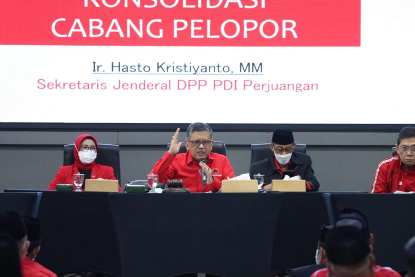 Sekjen DPP PDIP Hasto Kristiyanto saat membuka konsolidasi DPC-DPC PDIP di Sekolah Partai, Lentengagung, Jakarta Selatan, Sabtu, (11/12). 