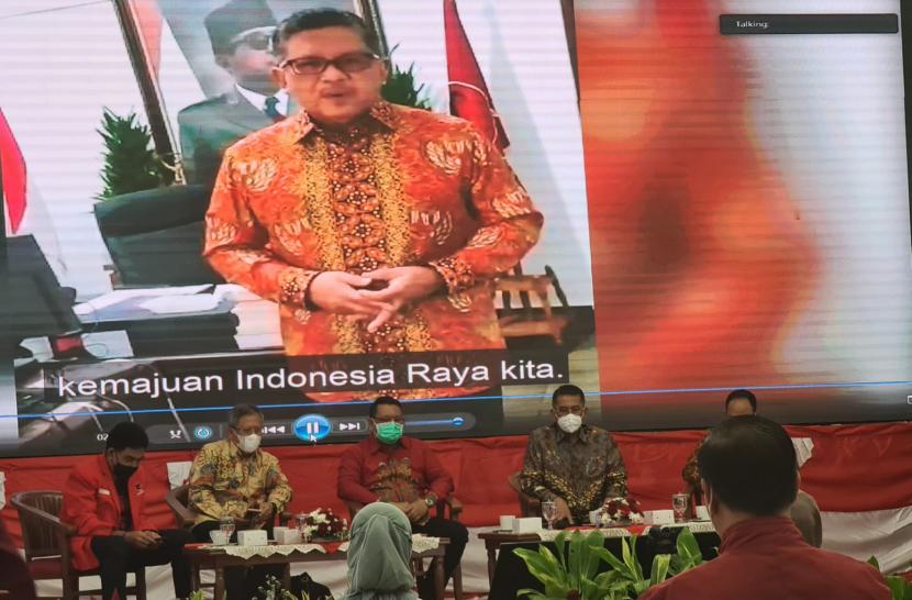 Sekjen DPP PDIP Hasto Kristiyanto saat menyampaikan sambutan dalam Sosialisasi Peluang Beasiswa LPDP yang dilaksanakan DPP PDIP Bidang Pemuda dan Olahraga, Selasa (9/11). 