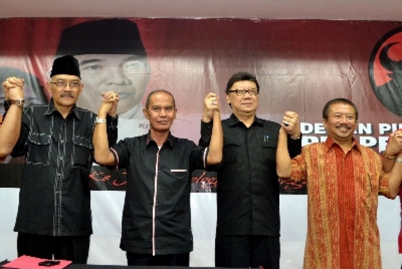 Sekjen DPP PDIP Tjahjo Kumolo (2kanan), Ketua DPD PDIP Jawa Timur Sirmadji (kiri).