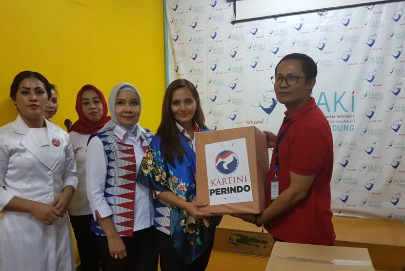 Sekjen DPP Perindo, Eva Mutia bersama Ketua DPW Kartini Perindo Jabar, Wulandari Palupi menyerahkan bingkisan bantuan kepada pengurus Yayasan Kasih Anak Kanker Indonesia yang mengelola rumah singgah anak pengidap kanker di Bandung, Jabar, Selasa (22/5).