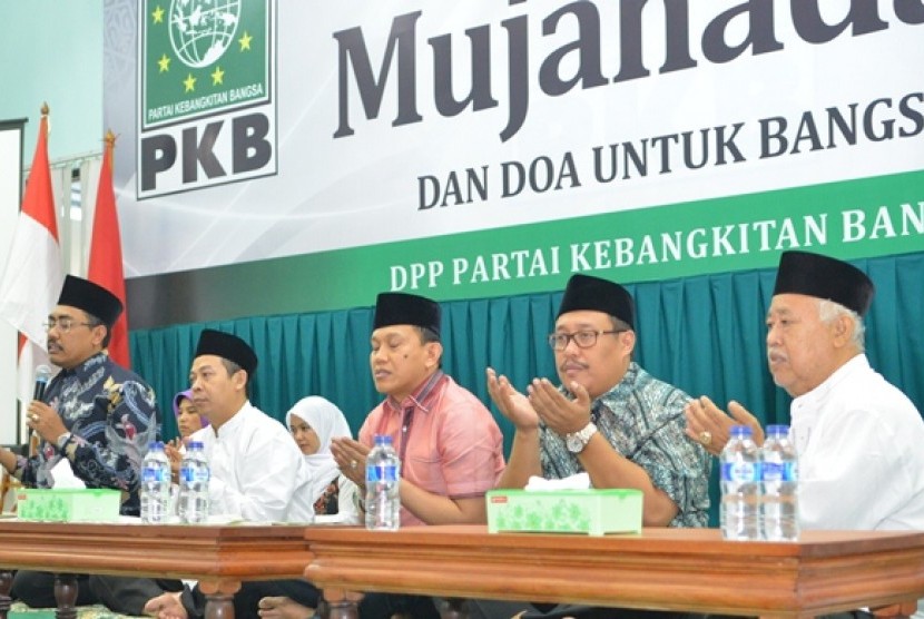 Sekjen DPP PKB Abdul Kadir Karding (baju merah) beserta segenap pengurus DPP PKB berdoa bersama anak yatim jelang pilkada, Senin (7/12)