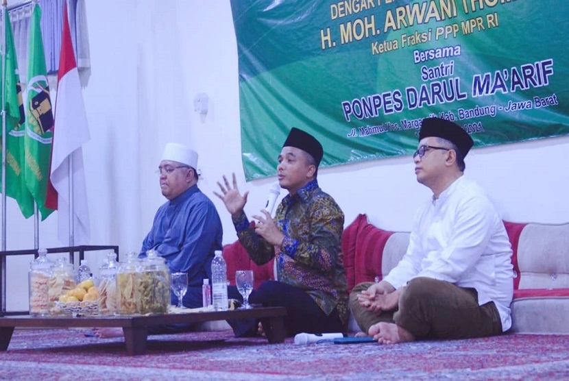 Sekjen DPP PPP Arwani Thomafi di sela kegiatan silaturahim di Pondok Pesantren Darul Maarif, Bandung, Jumat (10/12) malam.  Santri korban pemerkosaan guru di pesantren di Bandung, Jawa Barat harus mendapat perlindungan dan advokasi. 
