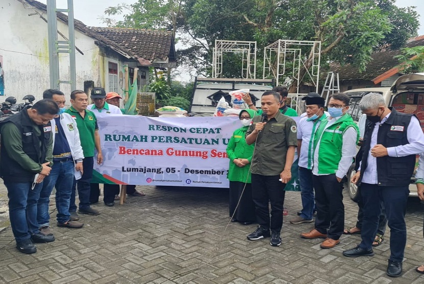 Sekjen DPP PPP Arwani Thomafi secara khusus terjun langsung ke lokasi bencana erupsi gunung Semeru di Lumajang, Jawa Timur, Ahad (5/12). Dalam kesempatan tersebut, DPP PPP menyerahkan bantuan uang tunai sebesar Rp 100 juta.