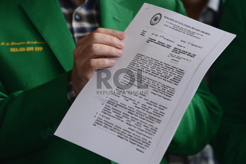Sekjen DPP PPP Dimyati Natakusumah menunjukan surat otentik Muktamar Jakarta saat mendatangi Gedung Kemenkumham, Jakarta, Senin (4/1). (Republika/Raisan Al Farisi)