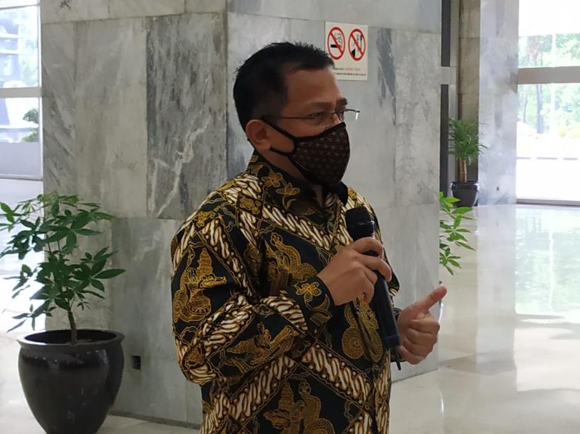 Sekjen DPR Indra Iskandar menyampaikan keterangan pers ke awak media di Kompleks Parlemen, Senayan, Jakarta, Rabu (7/10).