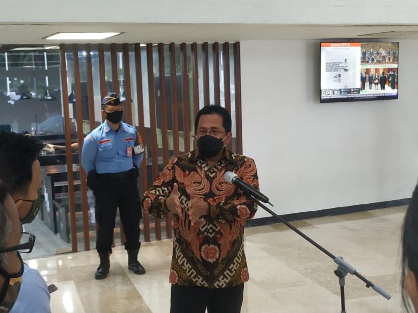 Sekjen DPR Indra Iskandar menyampaikan konferensi pers terkait pelaksanaan vaksin di DPR, Jumat (26/2).