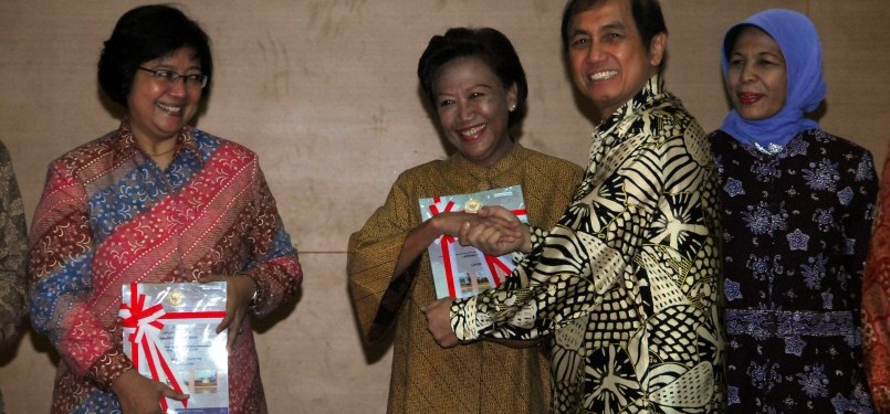 Sekjen DPR Nining Indra Saleh menerima laporan hasil pemeriksaan dari Ketua BPK, Hadi Poernomo, di Auditorium Kantor BPK RI Jakarta, Jumat (24/6).